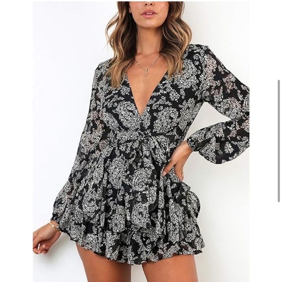 NWT Black and White Printed Floral Long Sleeve Ruffle Romper - Picture 3 of 12